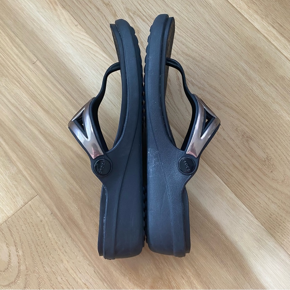 CROCS DUAL COMFORT THONG WEDGES - Picture 5 of 9